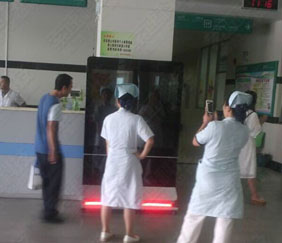 雙屏立式廣告機(jī)-韶關(guān)鐵路醫(yī)院